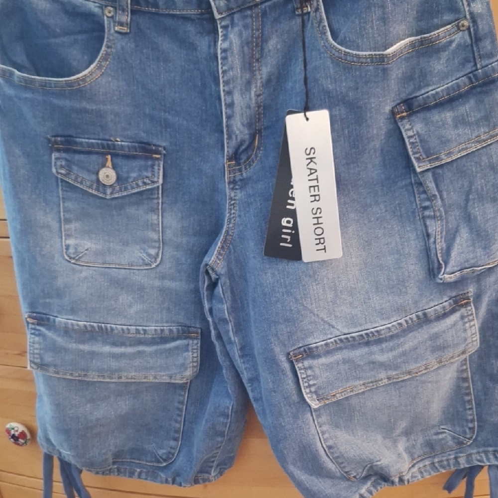 Madden Girl Distressed Blue Cargo Skater Shorts - Picture 4 of 7